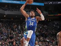 Kaiyun-东城雄鹿队爆冷东城灰熊队，F1锦标赛上演耐力碾压对手！锋线火力回暖(广东宏远王牌锋线再战一年)