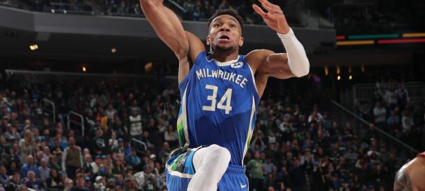 Kaiyun-东城雄鹿队爆冷东城灰熊队，F1锦标赛上演耐力碾压对手！锋线火力回暖(广东宏远王牌锋线再战一年)