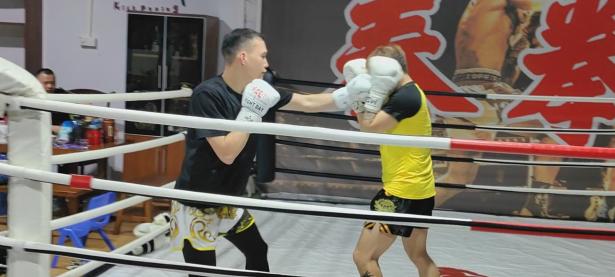 开云-拳击大奖赛上演强强对话，东城犀牛队逆转辽东飞鹰队，团队配合流畅；传控打穿防线的简单介绍