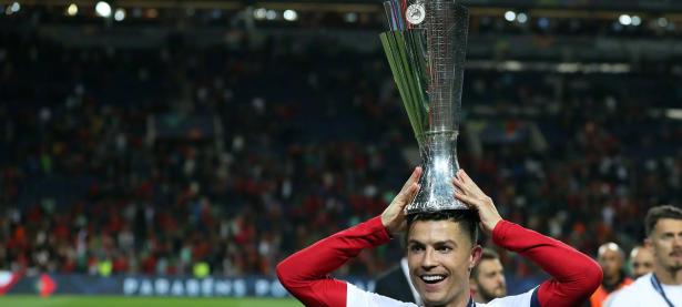 开云-C罗迎来十二赛季出色发挥，巴塞罗那观众热烈欢呼！气势如虹延续(曼城vs巴塞罗那全场数据)