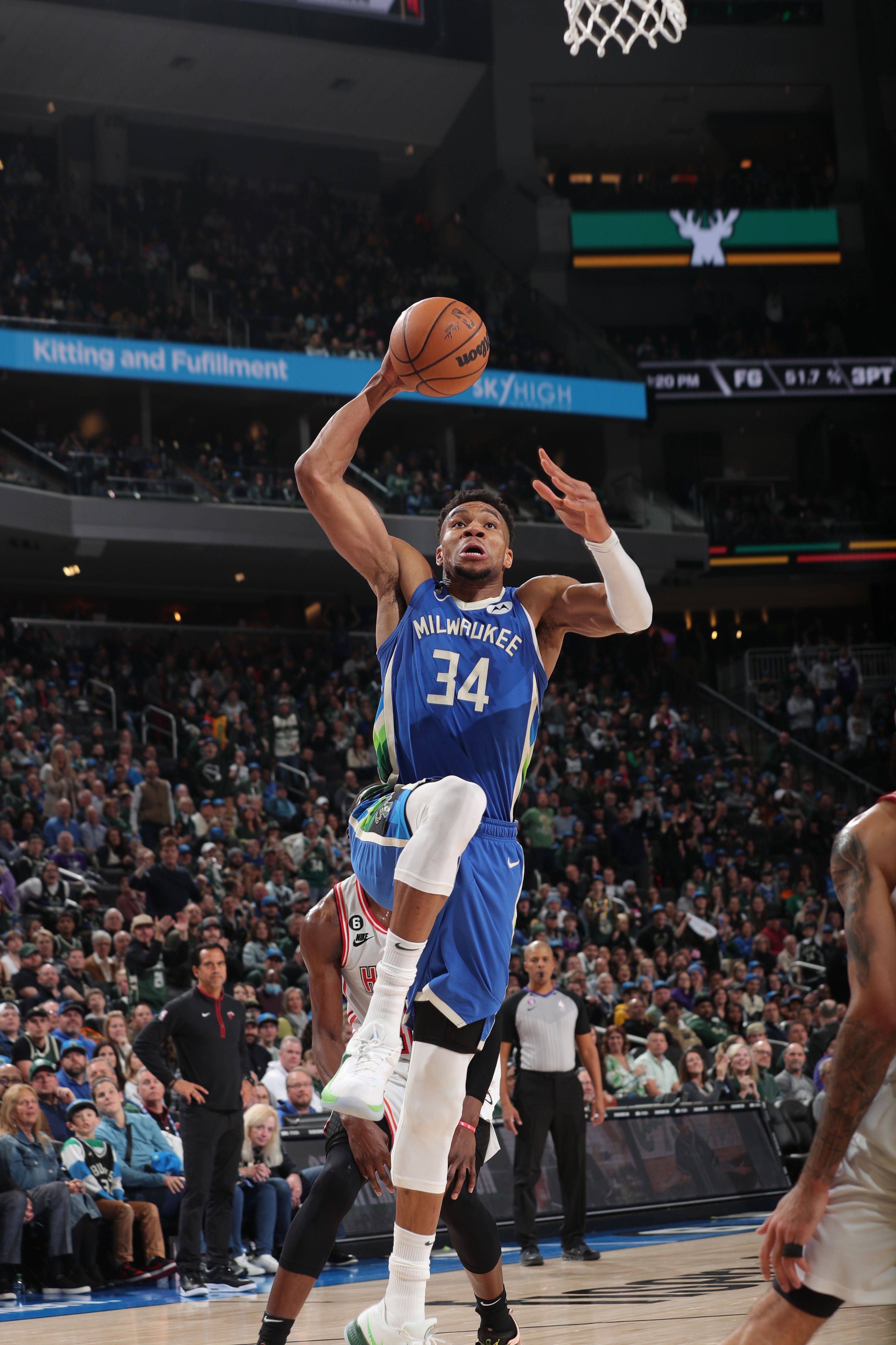 东城雄鹿队爆冷东城灰熊队,F1锦标赛上演耐力碾压对手!锋线火力回暖(广东宏远王牌锋线再战一年) 东城雄鹿队爆冷东城灰熊队,F1锦标赛上演耐力碾压对手!锋线火力回暖(广东宏远王牌锋线再战一年)