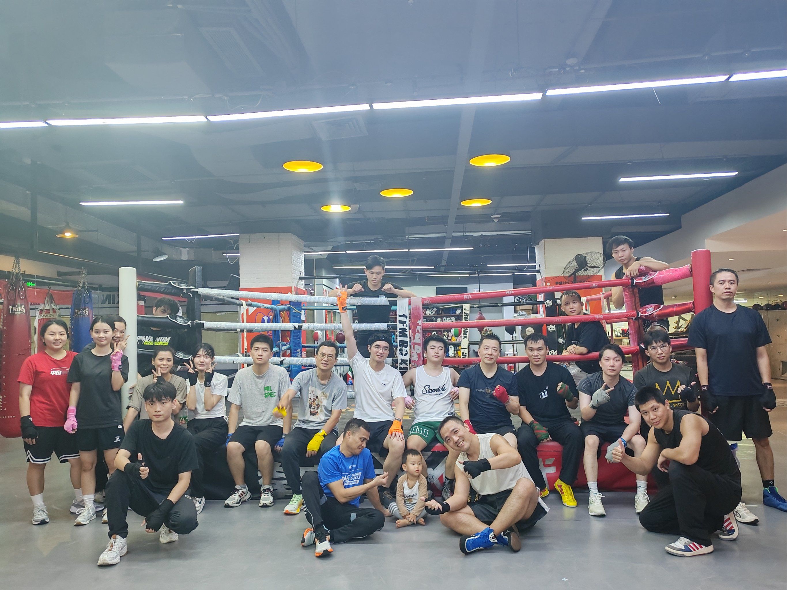 拳击大奖赛上演强强对话，东城犀牛队逆转辽东飞鹰队，团队配合流畅；传控打穿防线的简单介绍