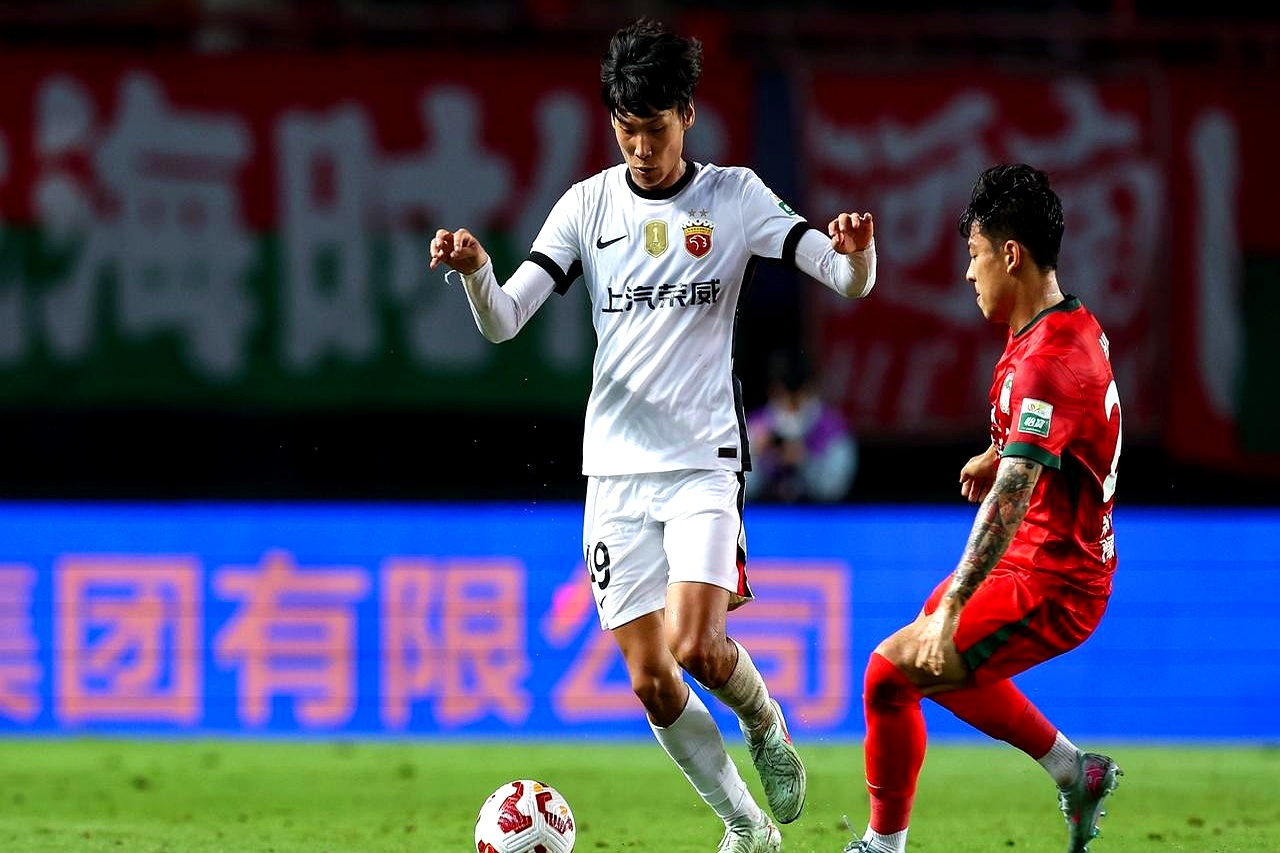  赛地聚焦——荷甲国际比赛日热度飙升，深圳男篮遗憾出局，质疑声仍在，球队文化再被提及