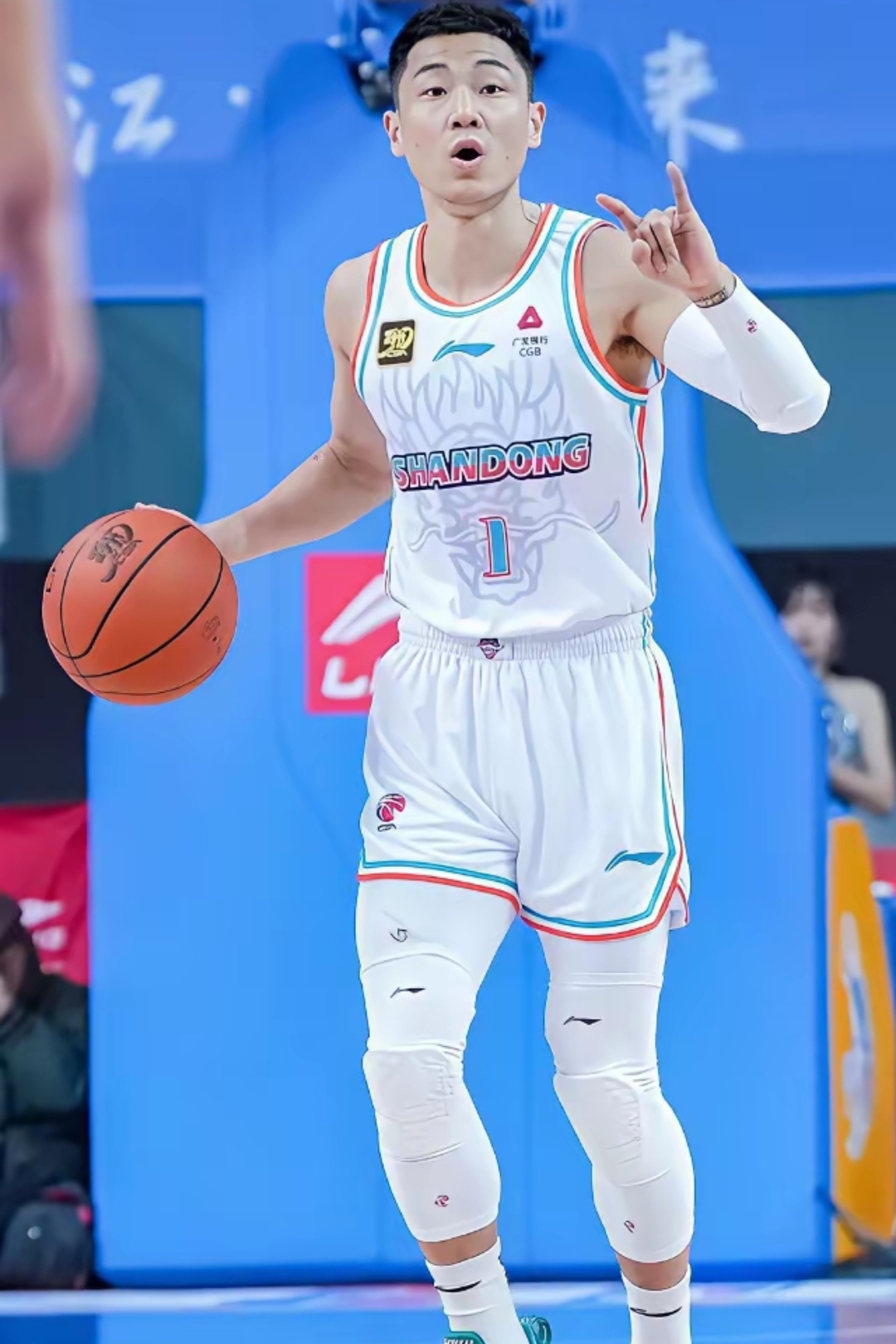  赛地聚焦——荷甲国际比赛日热度飙升，深圳男篮遗憾出局，质疑声仍在，球队文化再被提及