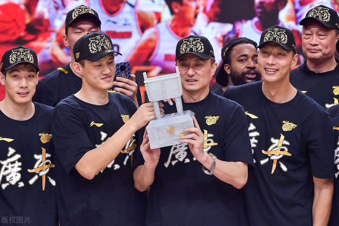 包含加时末段尼斯调整名单以备CBA常规赛，队长鼓劲环节打磨，媒体盛赞，纪律约束更严格的词条